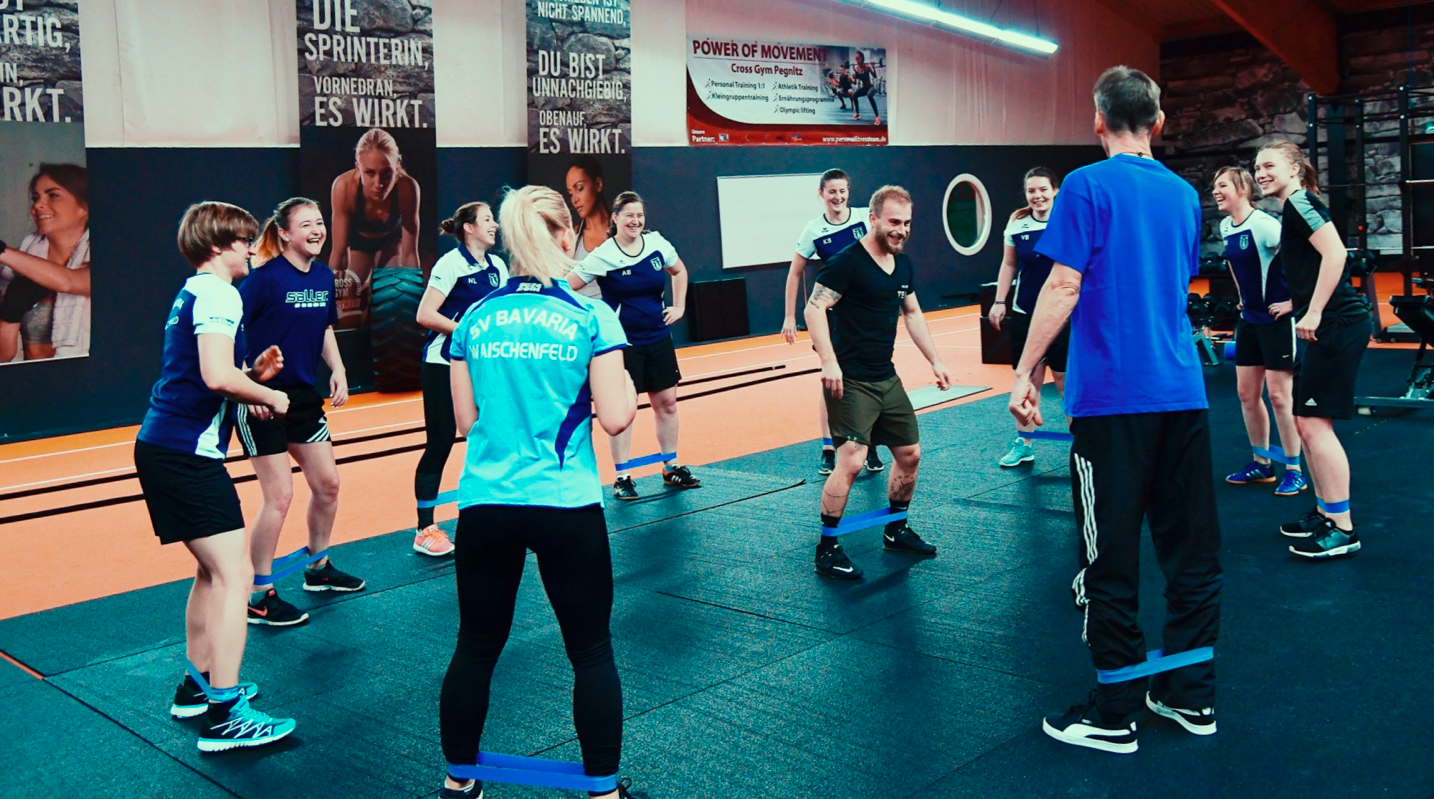 behind:the:scenes:it's:your:stage:start:play:repeat - SV Bavaria Waischenfeld die Frauenfußballmannschaft beim Cross Gym Trainin mit Bastian Lumpp in der Sportwelt Pegnitz